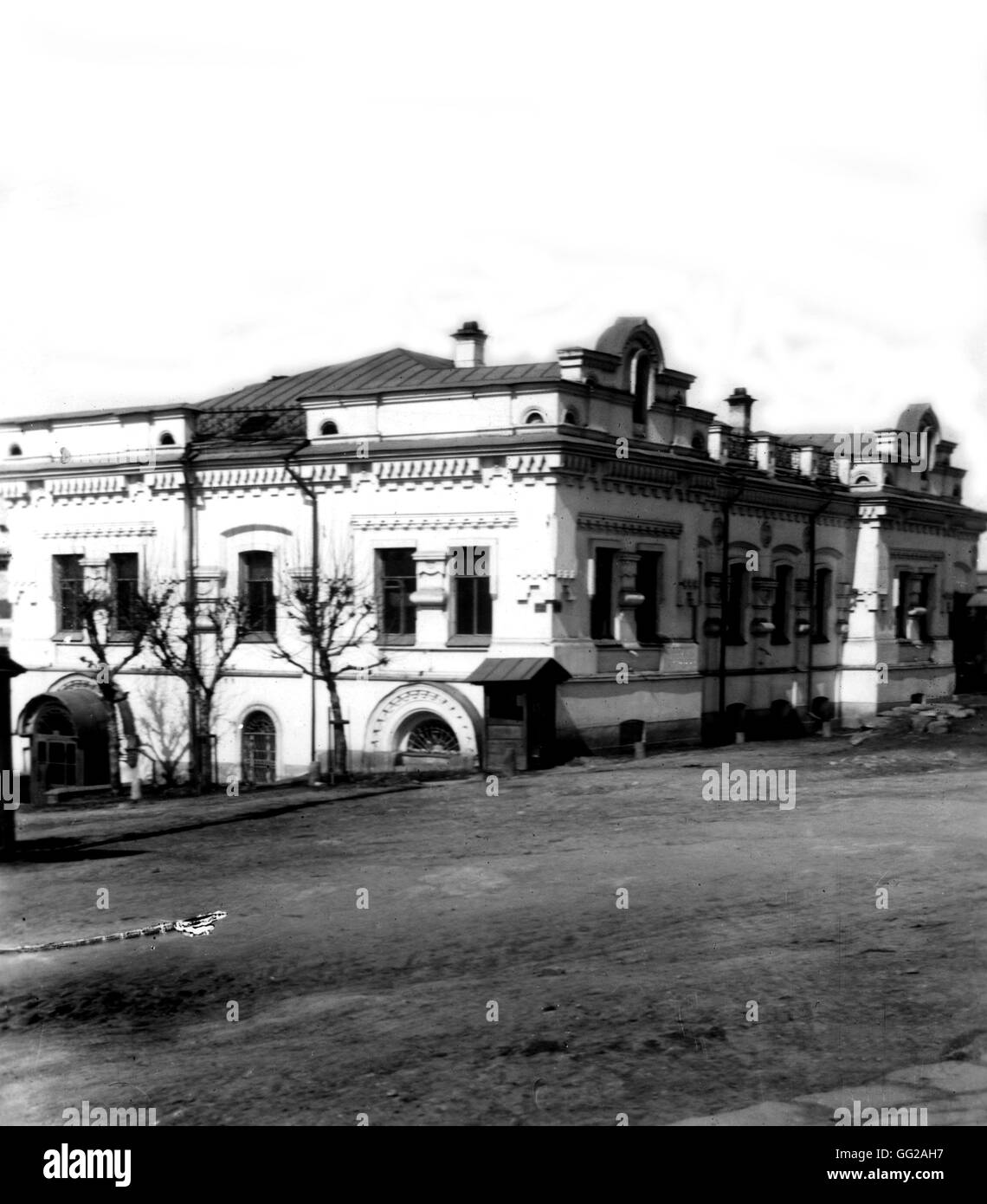 Maison Ipatiev, où la famille Romanov a été assassiné dans la nuit du 16 au 17 juillet 1918. Photo prise à partir de l'avant de la maison, où la fenêtre en arc de la salle d'exécution peut être vu 1918 Russie Banque D'Images