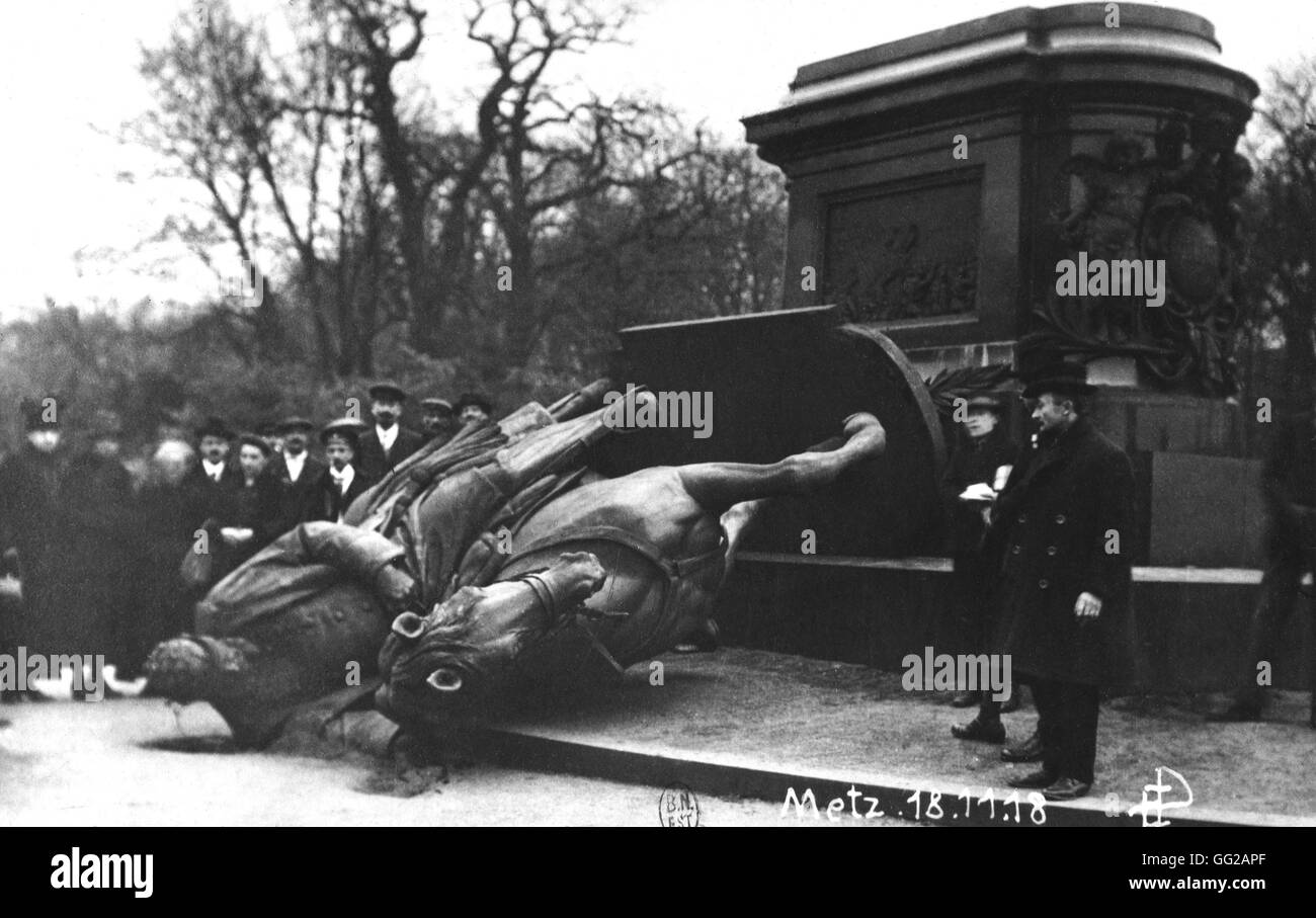 La statue de William d'être démantelé à Metz le 18 novembre 1918 France - Première Guerre mondiale Banque D'Images