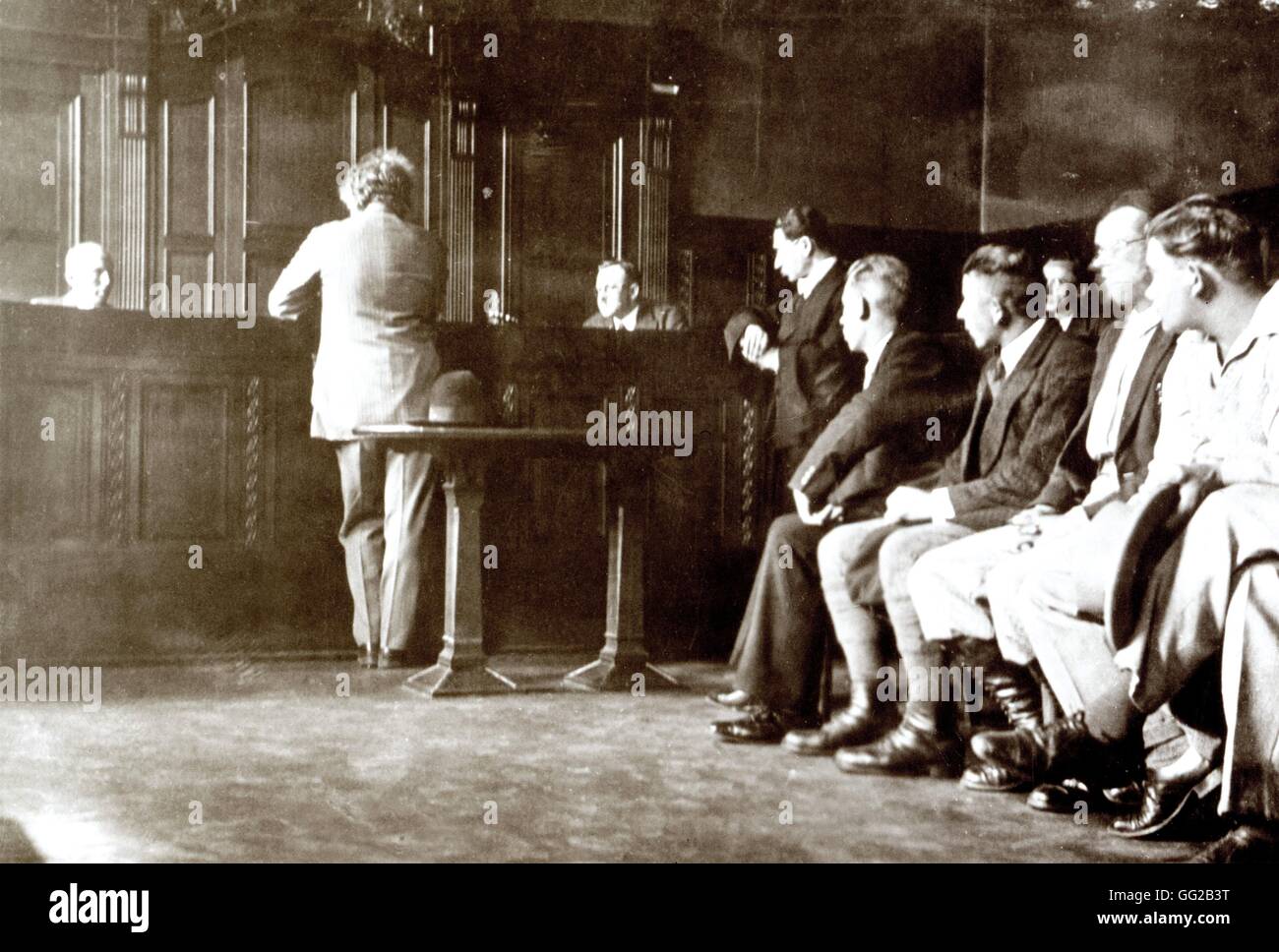 Albert Einstein en face d'une cour de justice de l'Allemagne nazie, au début de 1933. Sa maison a été saccagée et il a démissionné de l'Académie de Prusse et de Bavière. En mars, il décide de quitter l'Allemagne pour les États-Unis. Banque D'Images