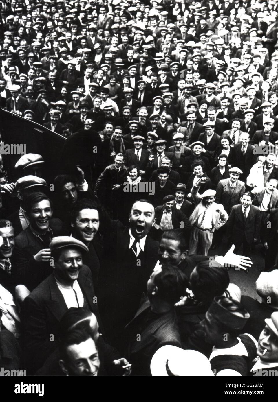 Les grévistes qui manifestaient dans une aciérie avant d'être évacués par l'armée. 1936 De nombreux travailleurs sont en grève depuis la montée au pouvoir du Front populaire en France. Banque D'Images