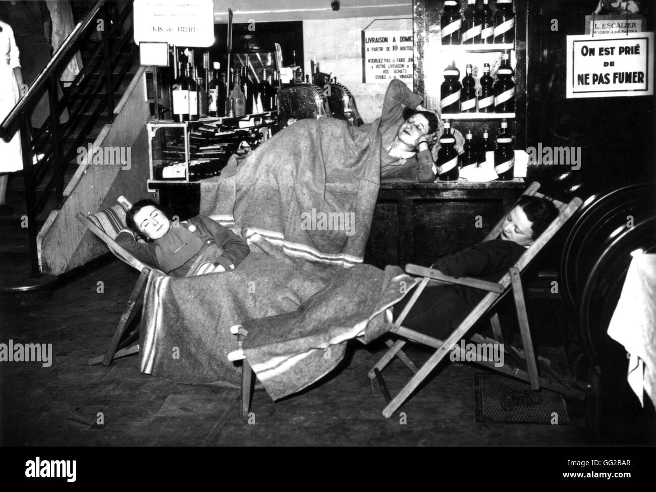 Les grévistes d'un département français store à Paris la préparation pour la nuit, 1936. De nombreux travailleurs sont en grève depuis la montée au pouvoir du Front populaire en France. Banque D'Images