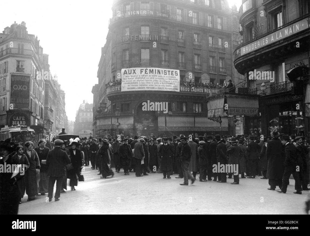 Réunion des suffragettes rue Montmartre à Paris avant les élections législatives. 29 mars, 1914 Paris, Bibliothèque Nationale de France Banque D'Images