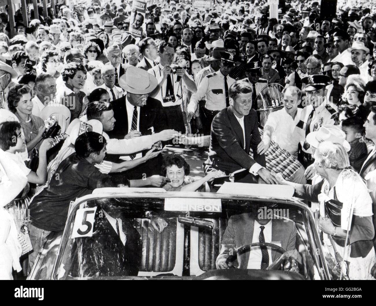 John Kennedy (sur la r.), Johnson (à gauche), Parti démocratique, les candidats à la présidence, au cours de la campagne électorale (au centre, Mme Johnson), parmi leurs partisans à Forth Worth, au Texas. 1960 United States National archives. Washington Banque D'Images
