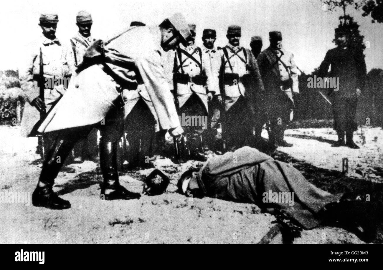 France - la Première Guerre mondiale, un soldat allemand tué par les soldats français. Le peloton d'exécution en passant par le cadavre. Banque D'Images