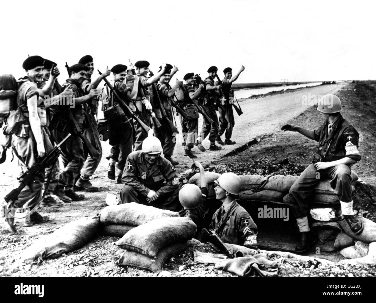 Les troupes danoises de prendre la relève des forces armées U.N.O. postes avancés que les unités britanniques quittent dans la région du canal de Suez Egypte 1956 - L'affaire de Suez - Bibliothèque du Congrès de Washington Banque D'Images