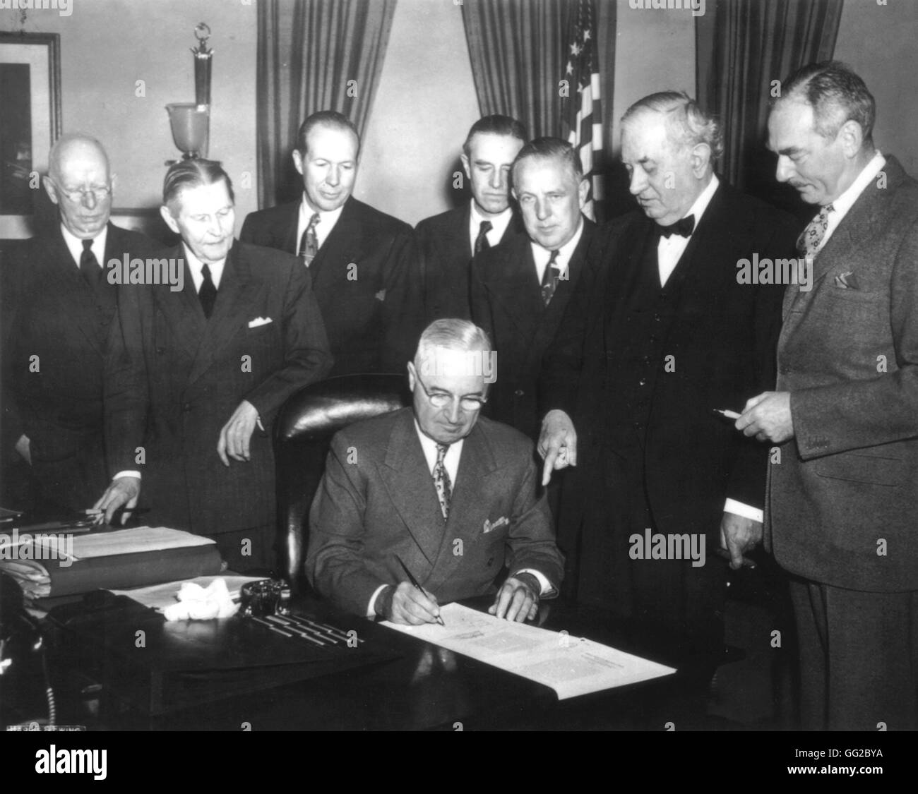 Plan Marshall, le Président Truman signe la Loi sur l'aide économique, un programme pour la reconstruction de l'Europe. Dean Acheson (sur la droite), le 19 avril 1949 Europe Archives nationales - Washington Banque D'Images