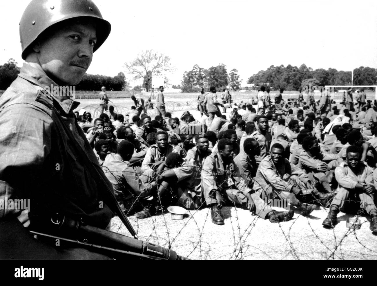 Paras belges qui montent la garde sur les soldats mutins 1961 Congo (Zaïre) Banque D'Images