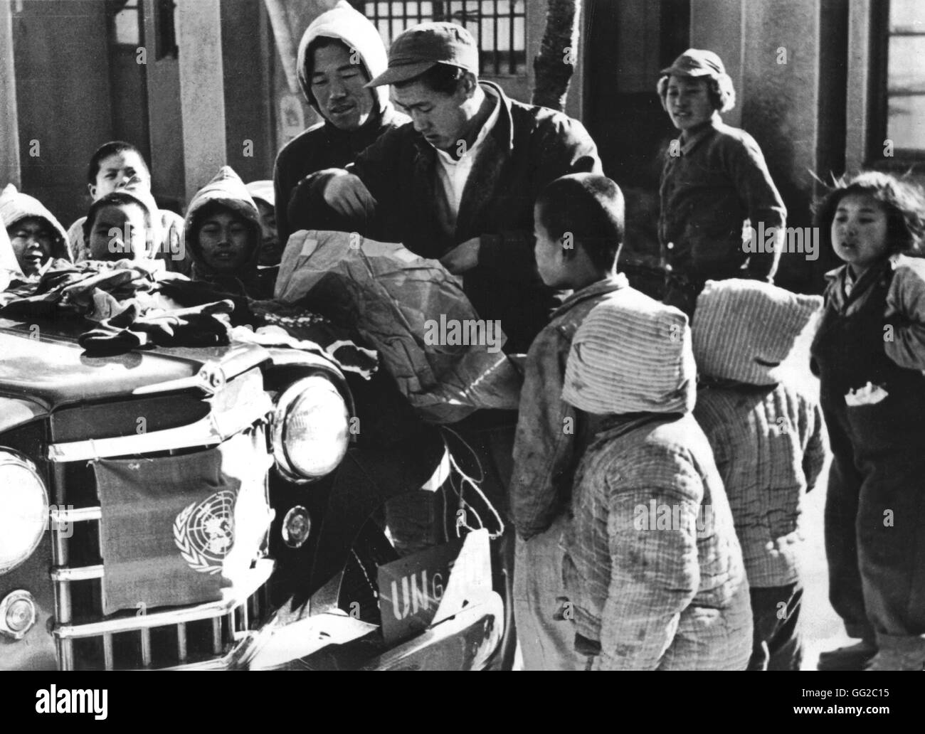 Guerre de Corée, les orphelins se retrouvent autour d'une jeep de l'Organisation des Nations Unies, pour examiner le contenu des colis envoyés par les enfants étrangers de la guerre de Corée 1950-1953 Archives nationales - Washington Banque D'Images