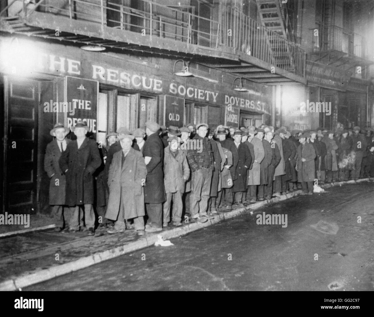 New York. Chinatown. Les chômeurs attendent en ligne en face de la société de sauvetage Doyers street 1930 United States Washington. Bibliothèque du Congrès Banque D'Images