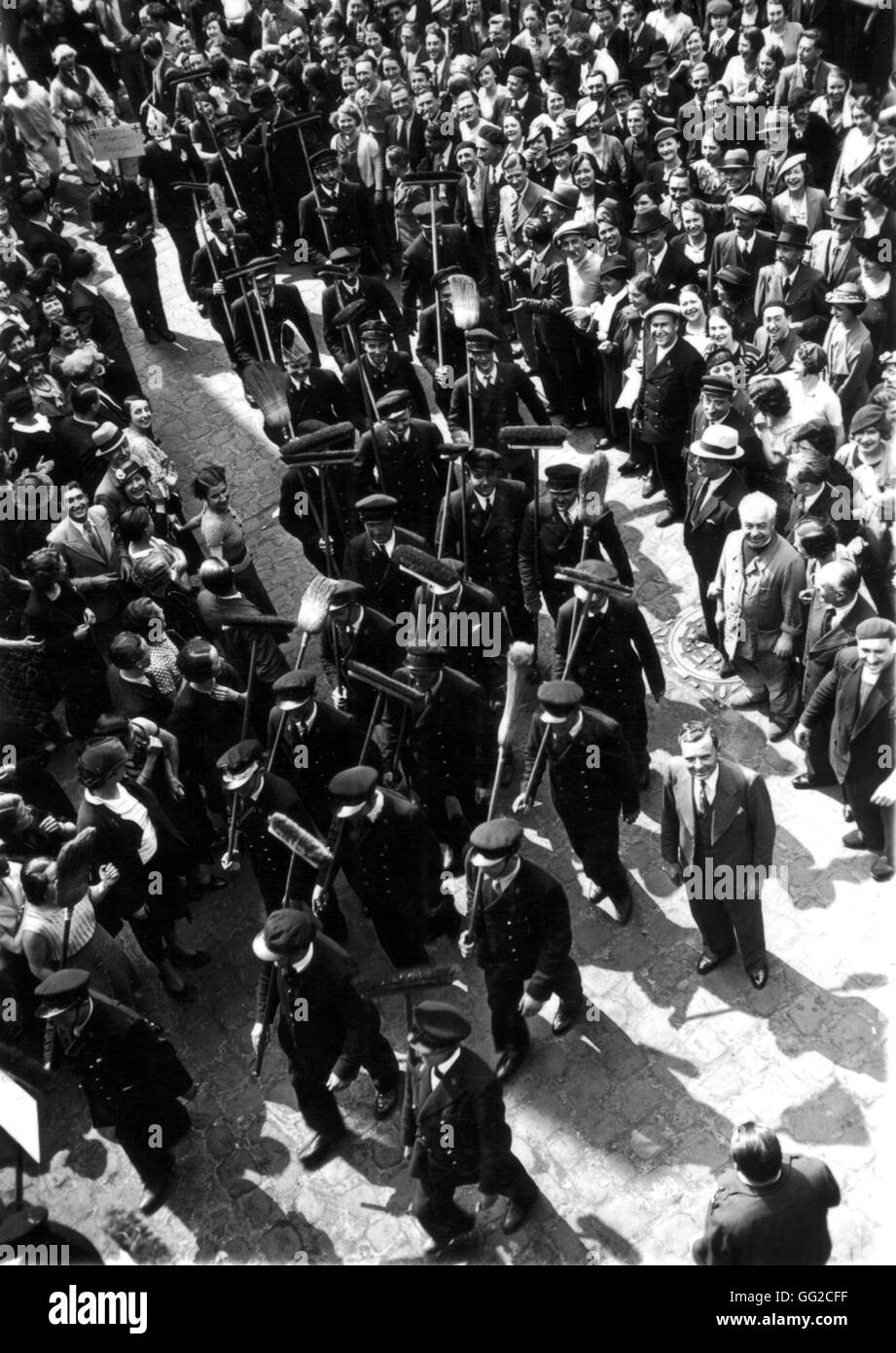 Grève dans les grands magasins parisiens le 11 juin 1936 après l'accession au pouvoir du Front populaire. Banque D'Images Grève dans les grands magasins parisiens le 11 juin 1936 après l'accession au pouvoir du Front populaire. Banque D'Images