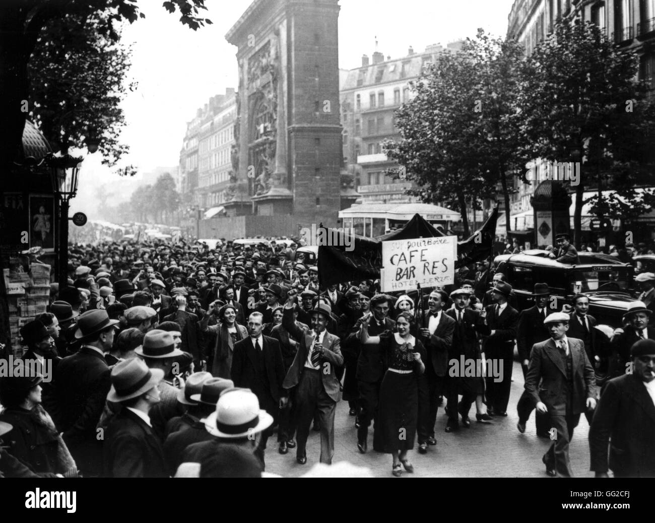 Grève des cafés français ; les manifestants dans les rues de Paris le 14 juin 1936 . De nombreux travailleurs sont en grève depuis la montée au pouvoir du Front populaire en France. Banque D'Images