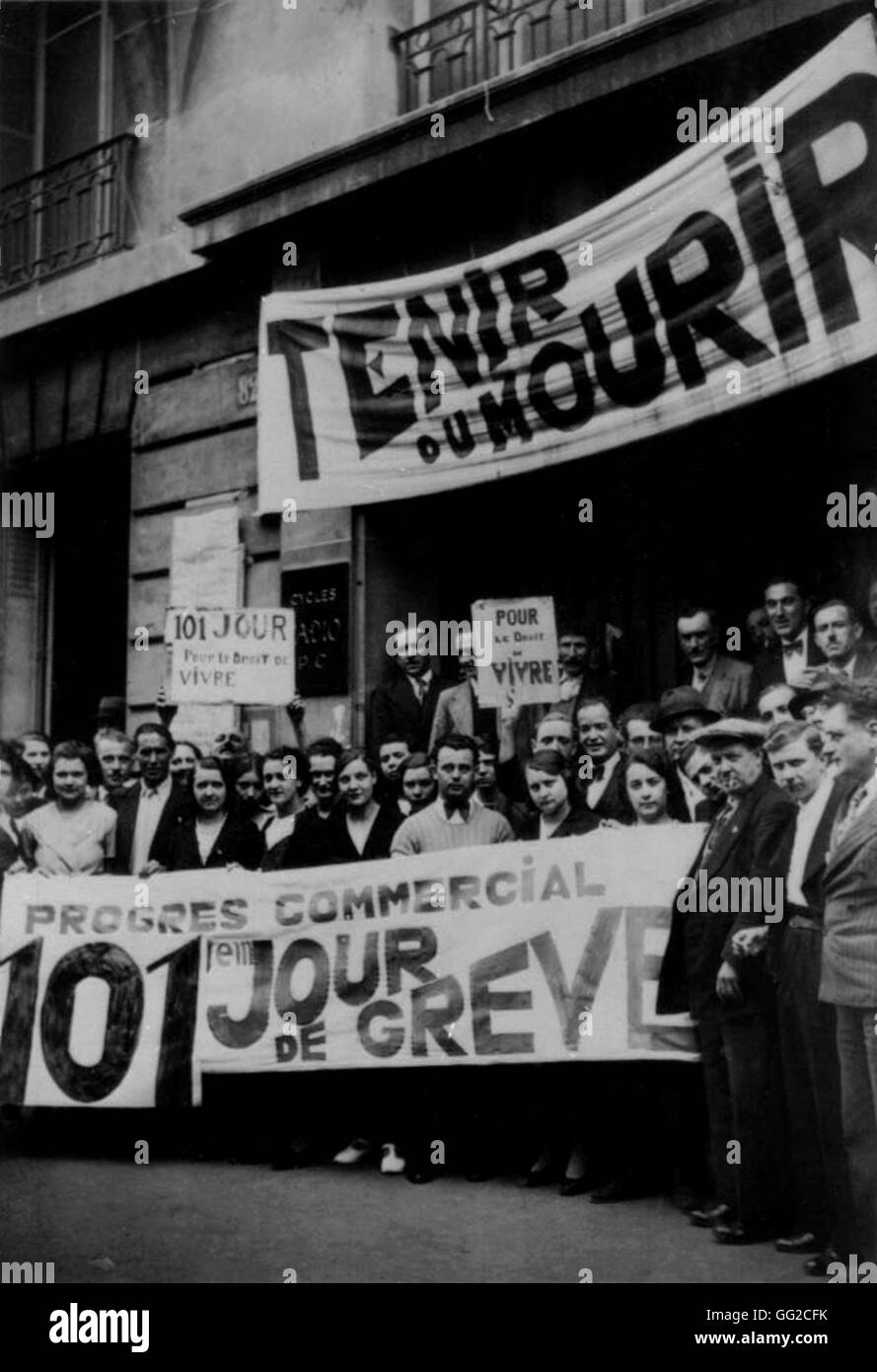 101ème jour de grève, rue Beaubourg, à Paris. 1936 De nombreux travailleurs sont en grève depuis la montée au pouvoir du Front populaire en France. Banque D'Images