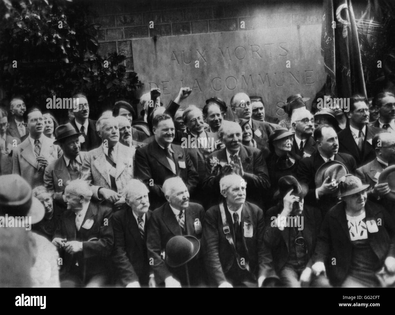 Maurice Thorez, Léon Blum et Marcel Cachin réunis devant le mur des communards à Paris, le 27 mai 1936. Banque D'Images