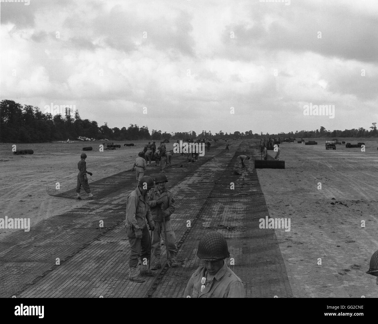 Débarquement : les soldats du génie pour construire les grilles de métal portant un terrain d'atterrissage près de Sainte-Mère-Église, France 1944 Seconde Guerre mondiale Guerre mondiale archives nationales, Washington Banque D'Images