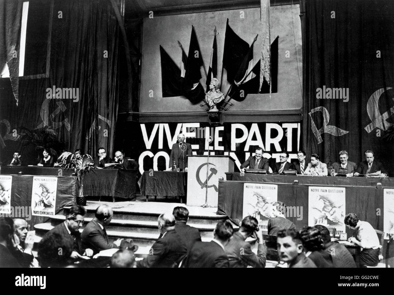 Discours de Marcel Cachin à la Conférence nationale du Parti communiste français (Maurice Thorez sur sa gauche) Juillet 1936, Paris Banque D'Images