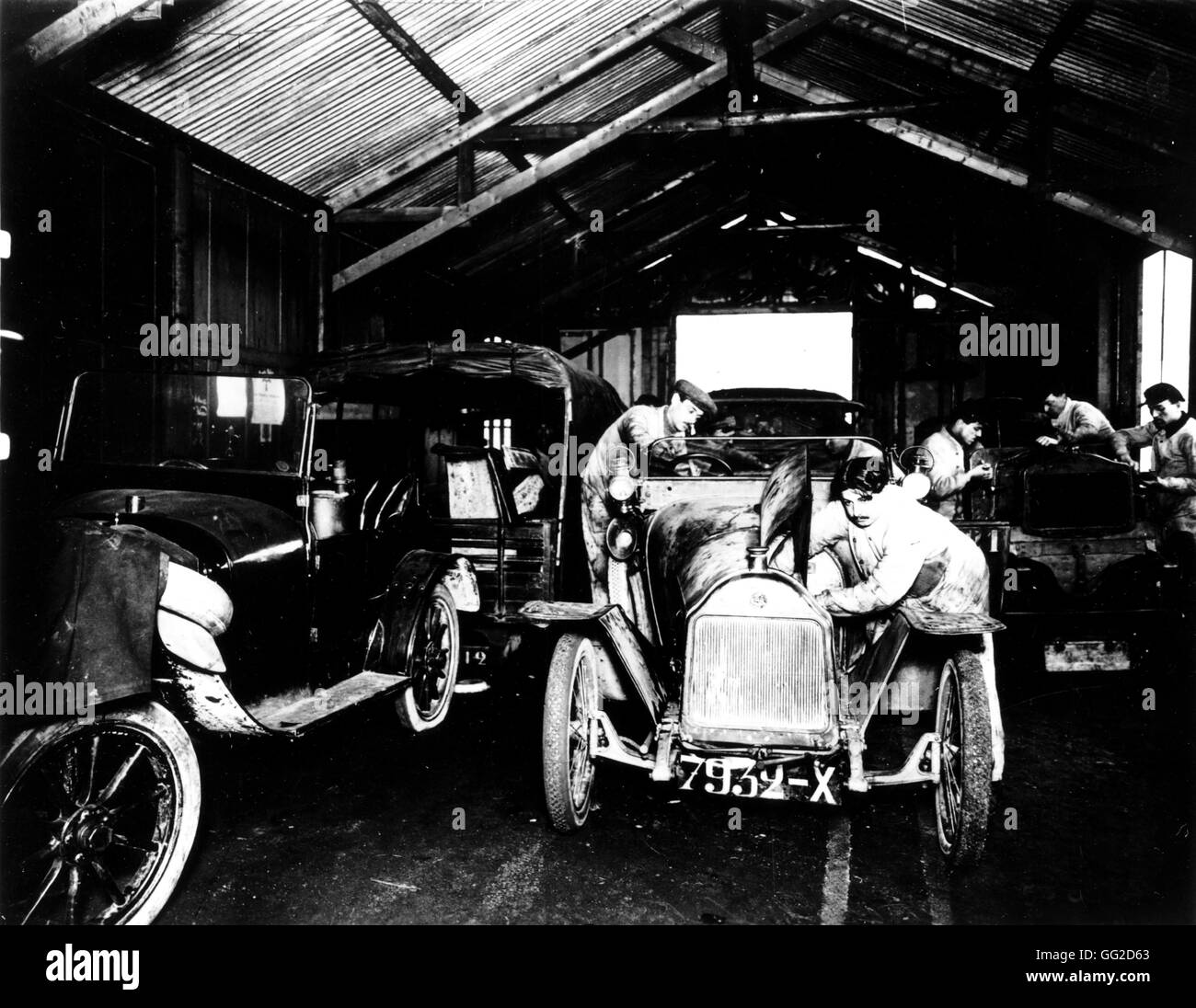 Dans l'usine de montage au début de l'industrie automobile début 20ème France Banque D'Images