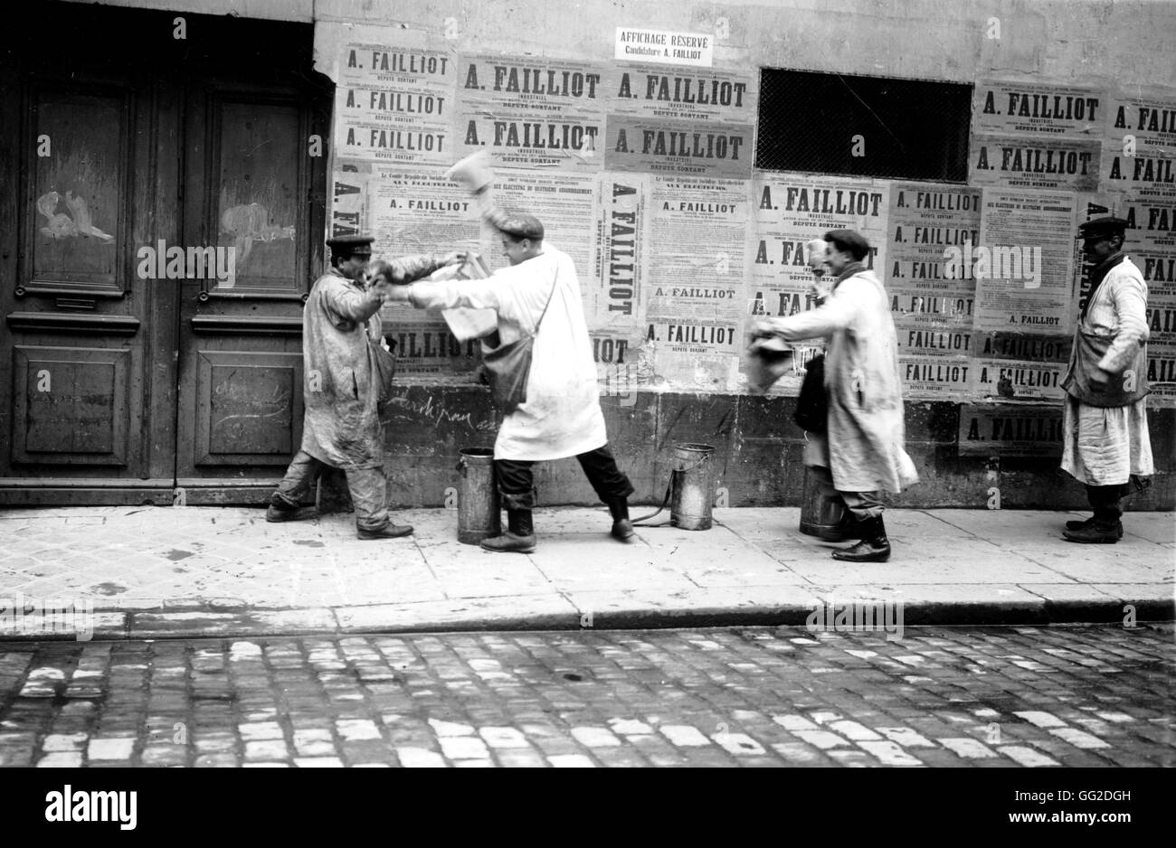 Élections : Afficheurs se quereller, 14 avril 1910 France Banque D'Images