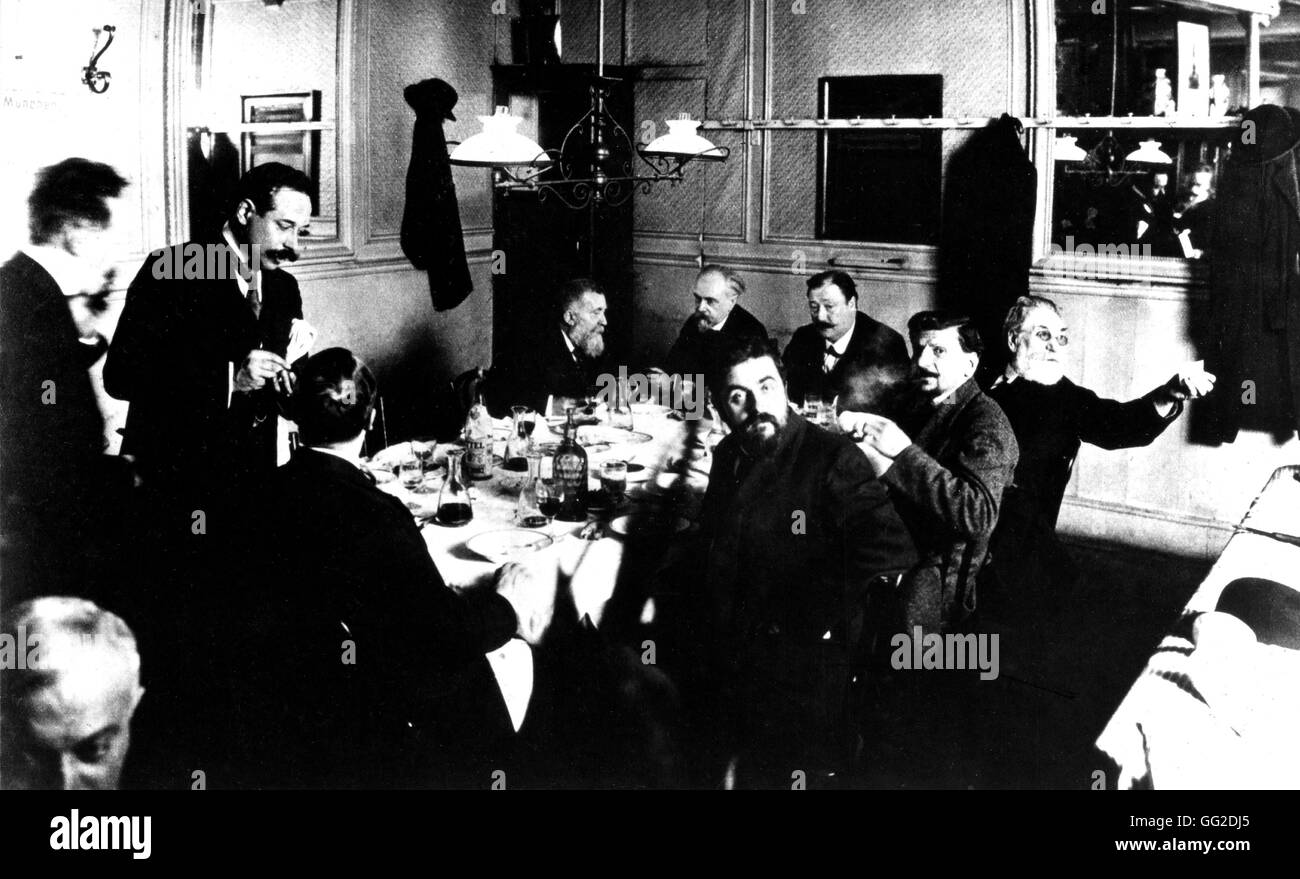 Les socialistes des commandes au restaurant du siège de l'Assemblée nationale française (Palais Bourbon). De gauche à droite : Jaurès, Dubreuilh, Renaudel, Vaillant, Voilin. Comité permanent sur la gauche : Vincent Auriol Au début du xxe siècle en France de Castres. Jean Banque D'Images