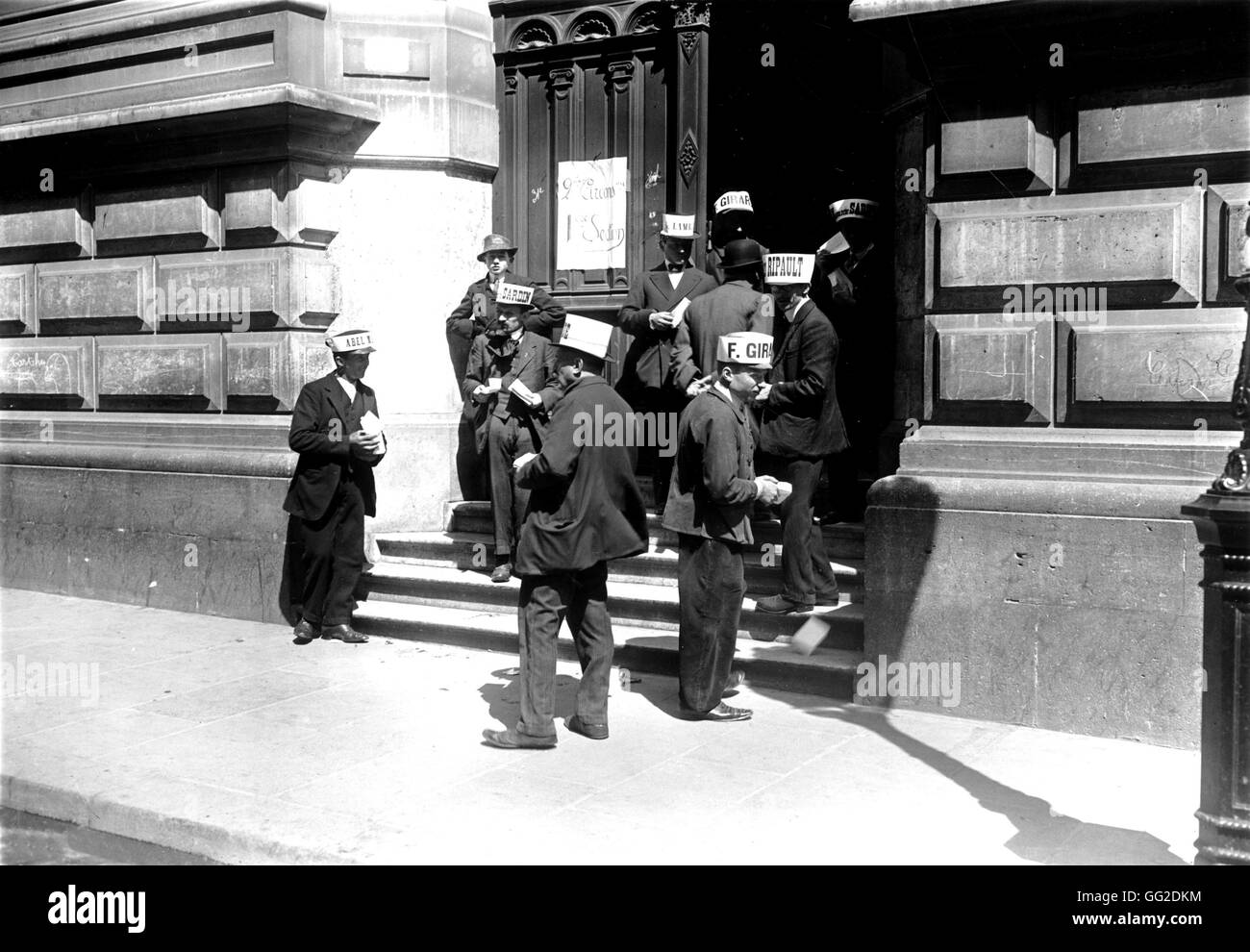 Les précédentes élections générales : Les hommes portant des casquettes avec le nom de leur candidat 1914 France Banque D'Images