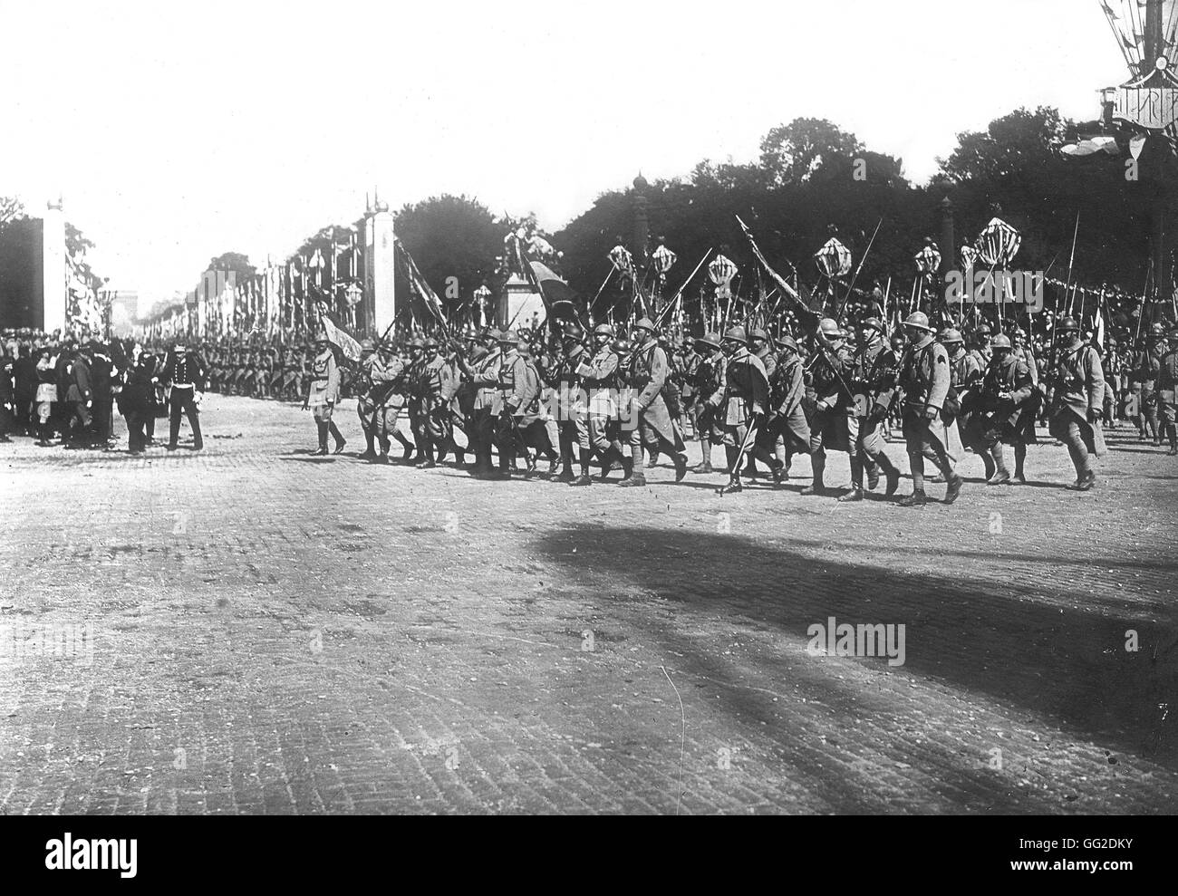 Soldats français avec des drapeaux défilent sur la Place de la Concorde à Paris après avoir gagné la guerre, le 14 juillet 1919, 1919 France Banque D'Images