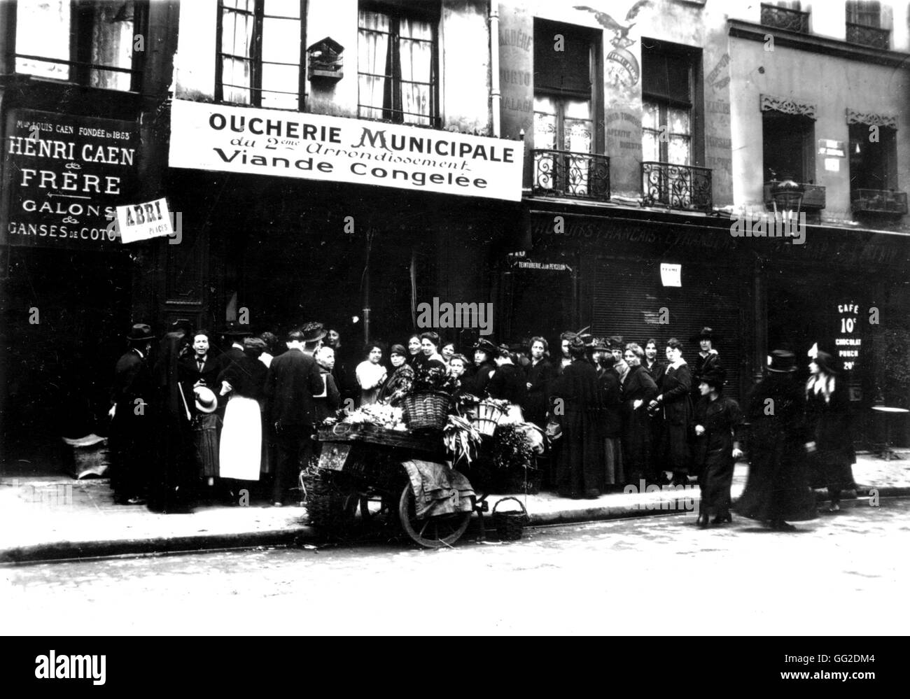 Restrictions pendant et après la guerre : les gens dans la queue avant de la boucherie de la Première Guerre mondiale, 1918 Banque D'Images