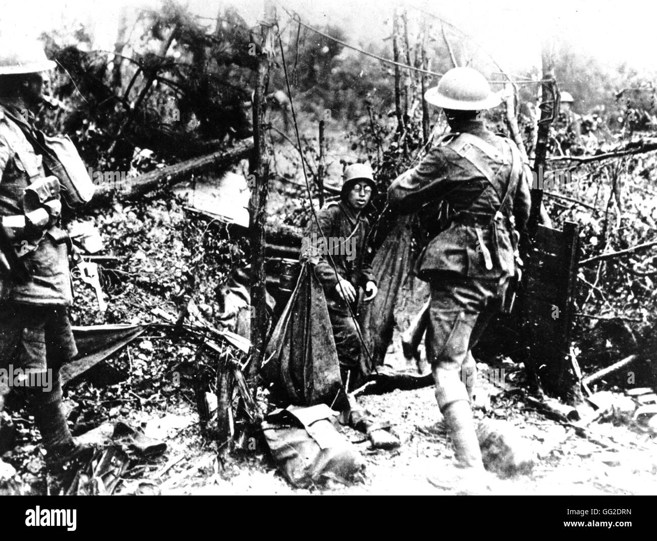 Prisonnier Allemand de sortir d'un refuge pendant la campagne Champagne France - Première Guerre mondiale Banque D'Images