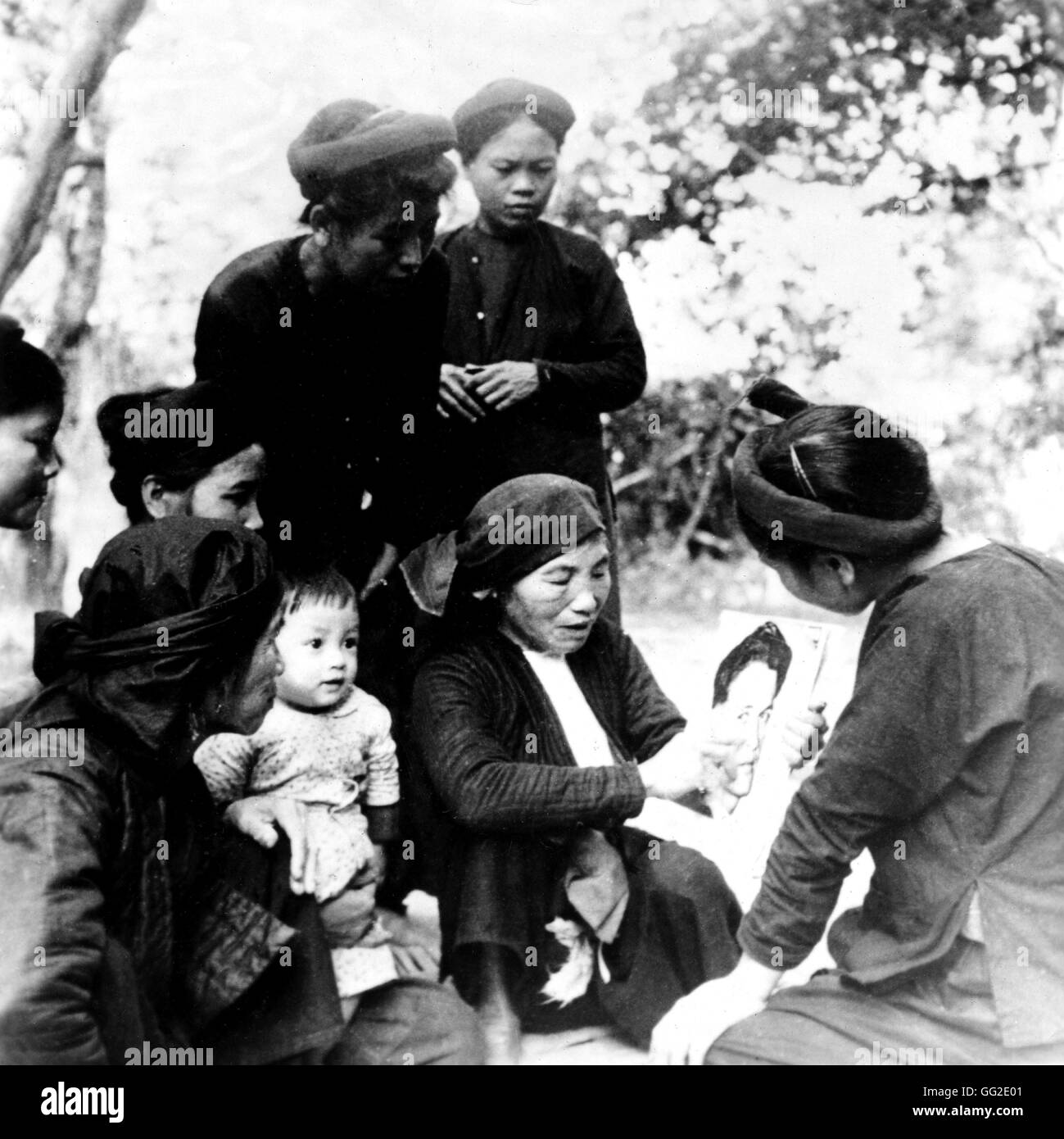 Vu Thi Hang, mère de la dernière héroïne Bui Thi Cuc, discuter avec d'autres femmes sur les activités du combattant pour la paix, Henri Martin 1953 Guerre d'indochine archives nationales, Washington Banque D'Images