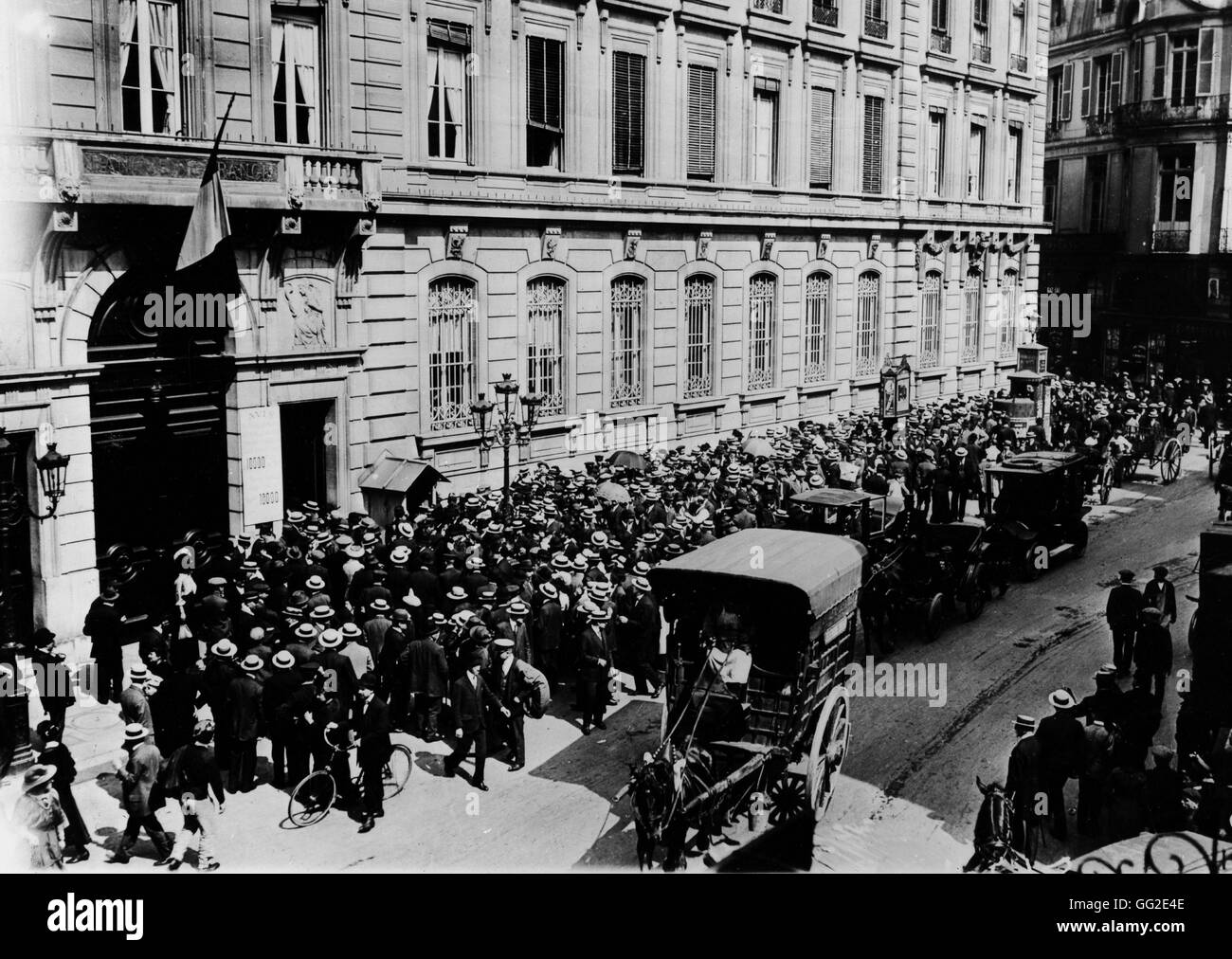 Foule devant de la "Banque de France", après la déclaration de guerre 1914 France, la Première Guerre mondiale Banque D'Images