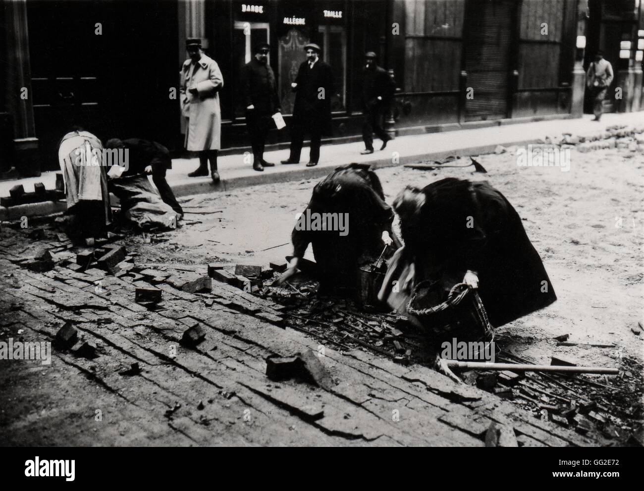 Les femmes ramasser des pavés pour une vie Mars 1917 France, la Première Guerre mondiale Banque D'Images