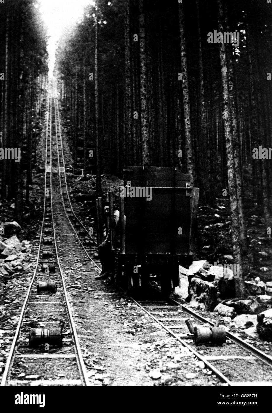 Wagon tiré par un câble sur une voie de chemin de fer passe à gazon de Faing, Le Rudlin (Vosges) Le 4 août 1916 La France, la Première Guerre mondiale Musée de la symbolique Militaire Banque D'Images