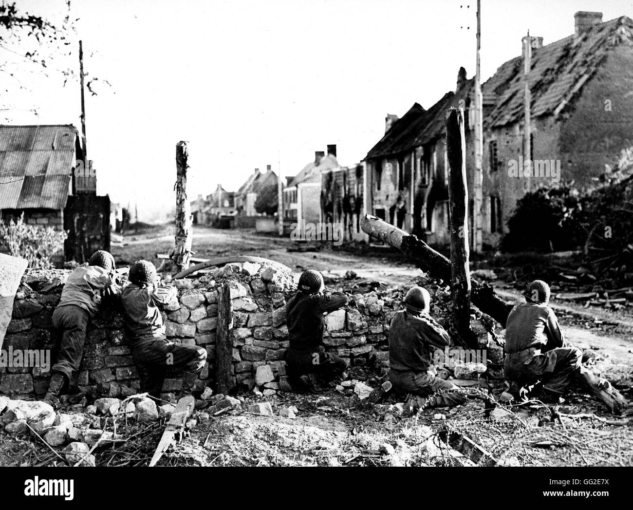 Débarquement en Normandie. Les soldats américains derrière des barricades à tirer sur les soldats allemands dans un village de Normandie Juin 1944 France, guerre de la Seconde Guerre mondiale, le Congrès de Washington Library Banque D'Images