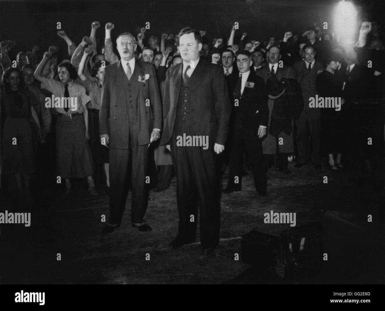 Maurice Thorez et Léon Blum au Vel'd'Hiv à Paris le 10 juin 1936 après la victoire du Front populaire. Banque D'Images