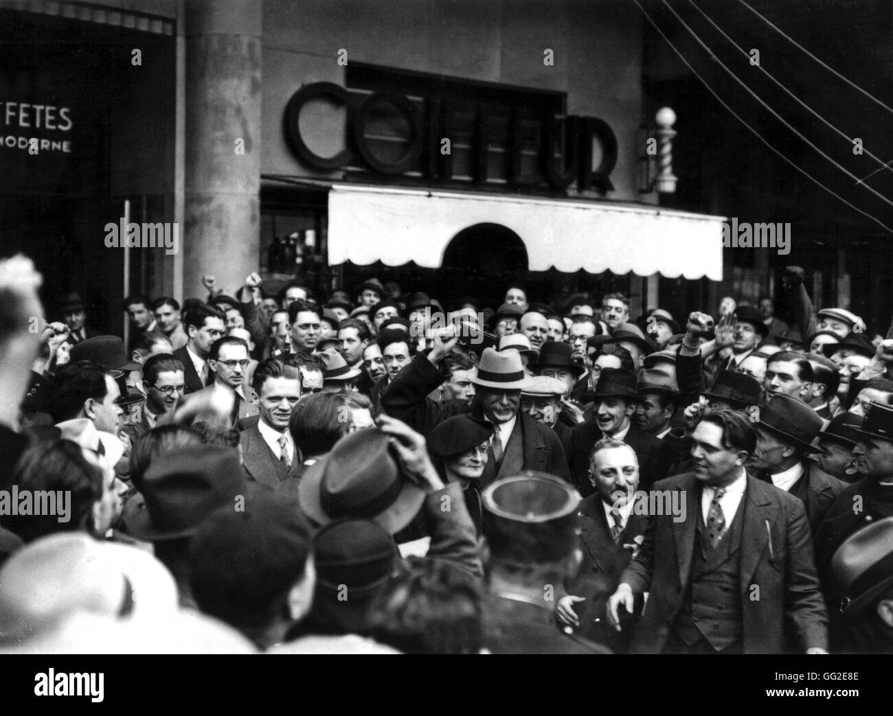 Léon Blum de quitter une réunion du parti socialiste français, à Paris. Mai 1936 Banque D'Images