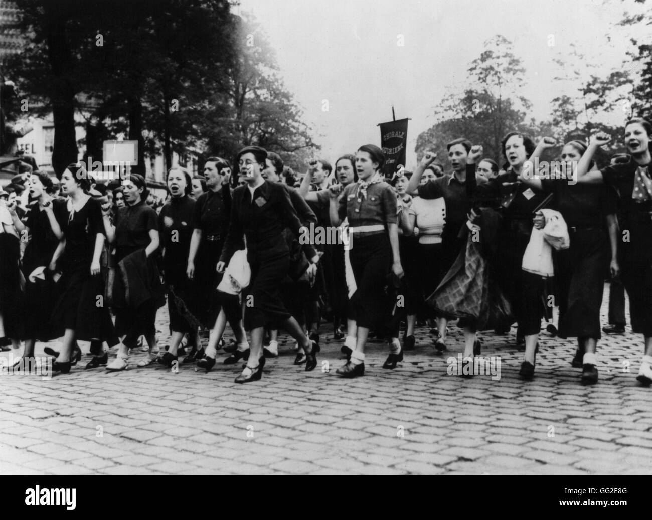 Les femmes démontrant à la paroi des communards à Paris en 1936, à l'occasion des élections. Banque D'Images