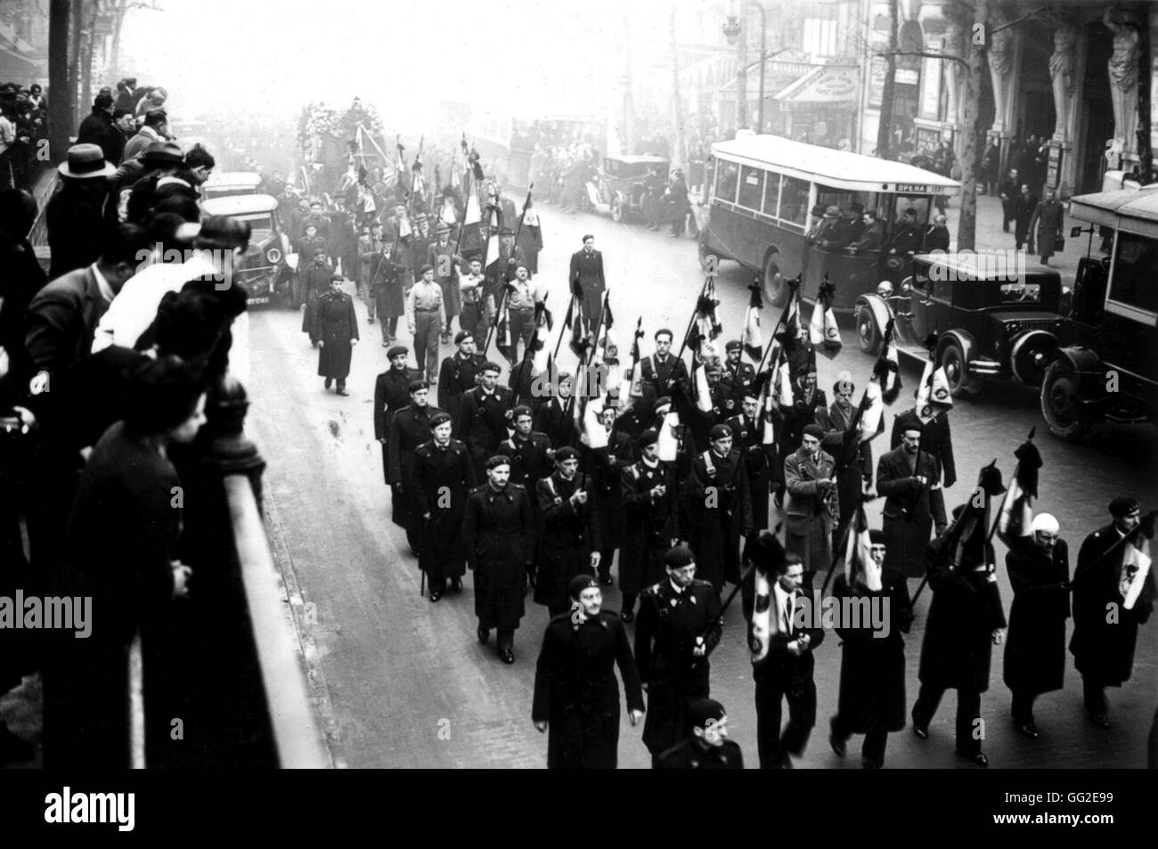 Défilé de la 'Solidarité' groupes english version française (Solidarité), Jeunesses patriotes" (Jeunesse), 'patriotique Croix-de-feu", "camelots du roi" (groupes) royaliste militant Paris, France Février 1934 Banque D'Images