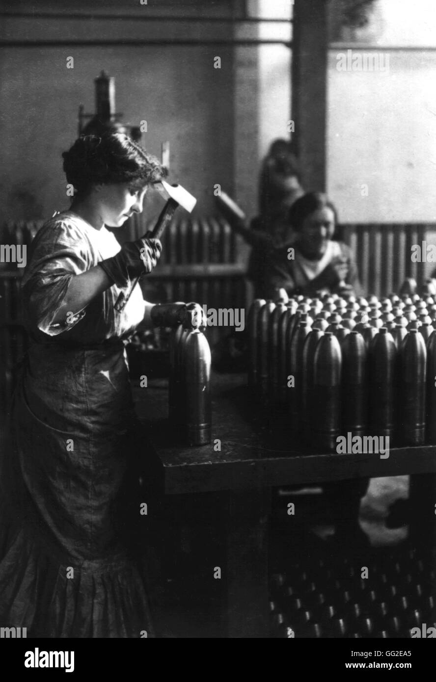 Femme française travaillant dans une usine fabriquant des bombes en France. La Première Guerre mondiale 1915-1916 Bruxelles, Musée de la guerre Banque D'Images