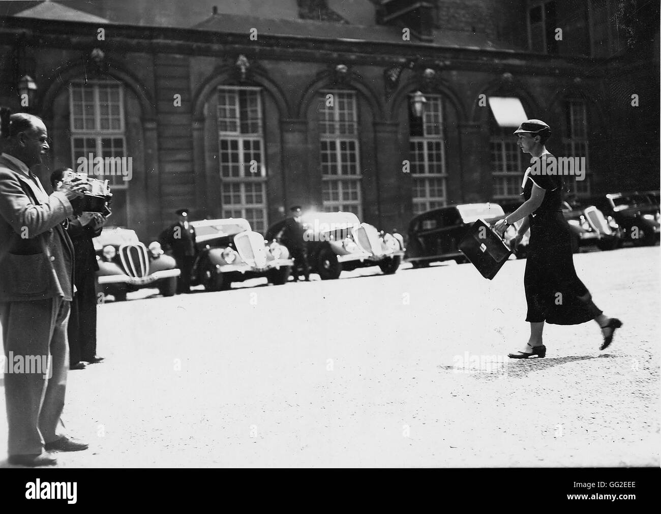 Irène Joliot-Curie, sous-secrétaire pour la recherche scientifique dans le gouvernement du Front Populaire, laissant le Palais de l'Elysées après le Conseil des ministres, 1936. Banque D'Images