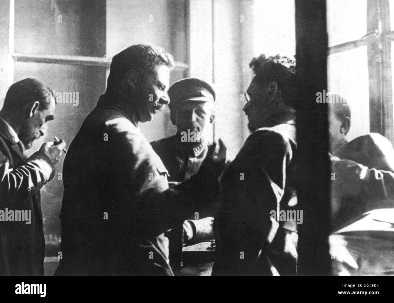 Léon Trotsky à revenir aux affaires publiques à Moscou. Il est debout (sur la r.) avec Staline (sur la gauche) et son successeur à la tête de l'Armée rouge, le général Frunse (au milieu). 20e URSS Archives nationales.Washington Banque D'Images