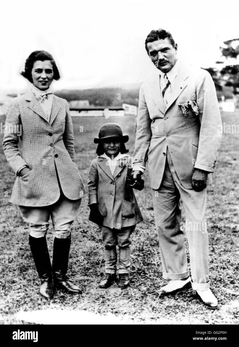 Jacqueline Bouvier-Kennedy, à l'âge de 5 ans, entre son père et sa mère, pendant une course de chevaux 1934 United States Banque D'Images