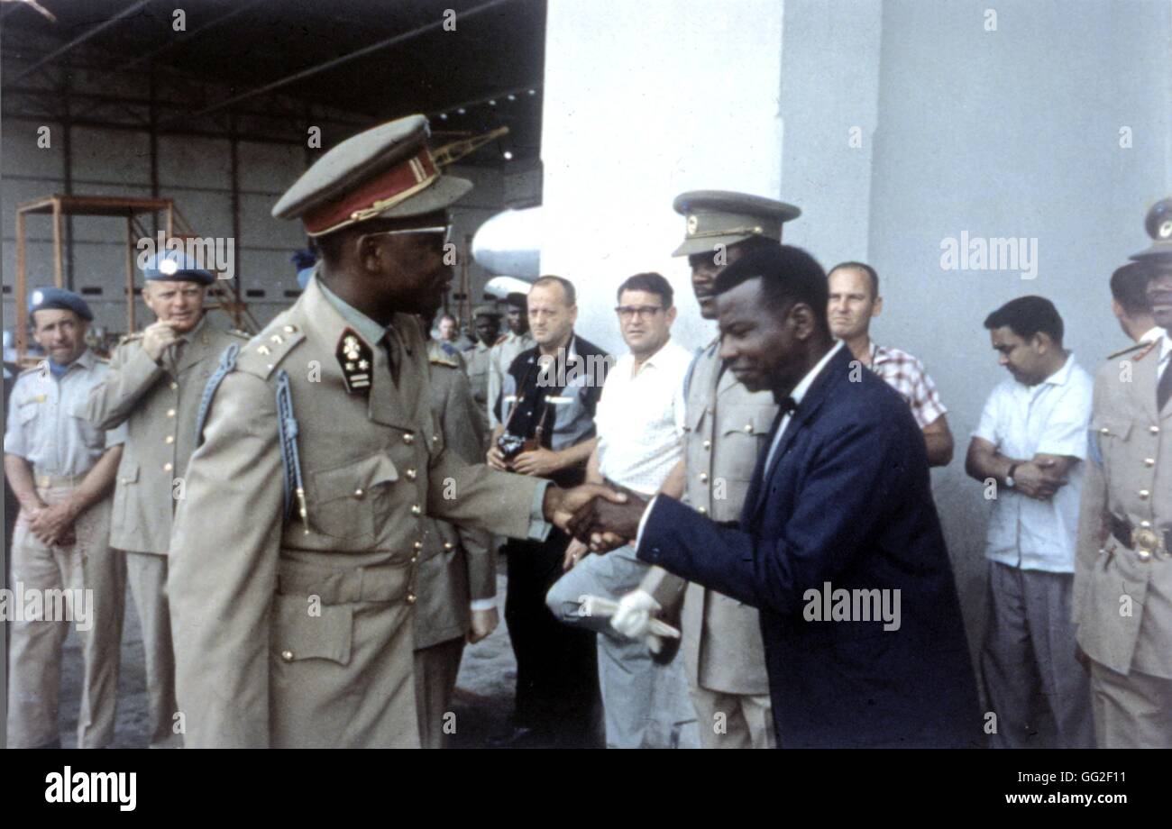 Général Mobutu en serrant la main d'Bundhe Joseph, secrétaire d'État à la  défense de la République du Congo Novembre 1962 Congo - Zaïre U.S. Army  Photo Stock - Alamy