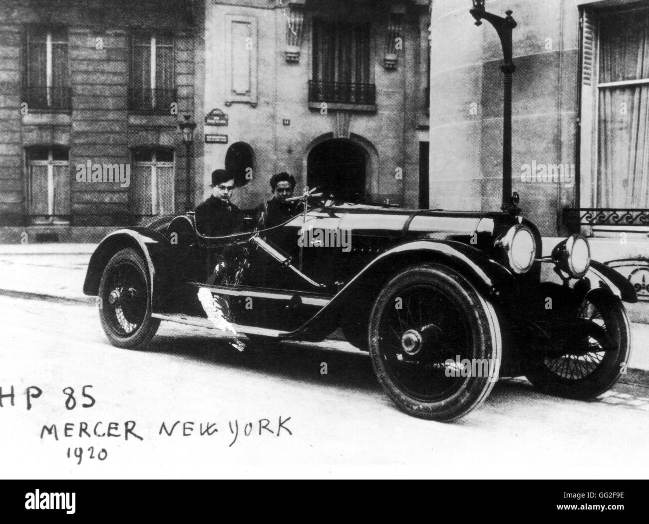 Paris. Picabia et Tristan Tzara, 'les 2 exhibitionnistes une dépendance à l'automobile'. Fondation Francis Bacon, Claremont, Californie 1920 France Banque D'Images