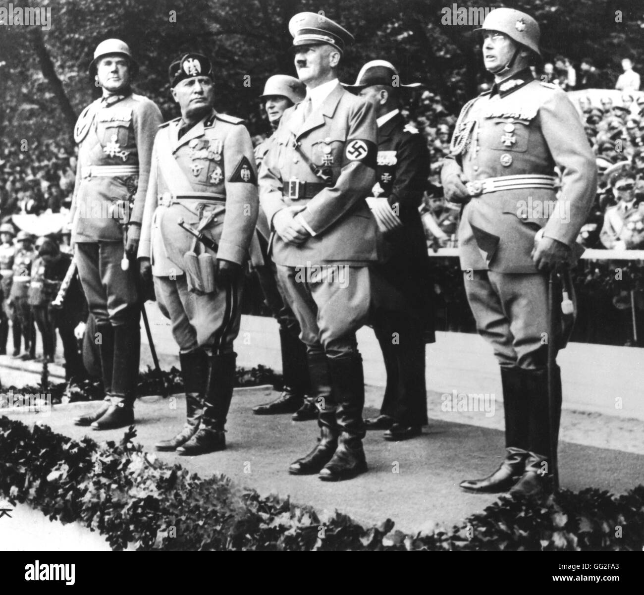 Allemagne, 1937, visite de Mussolini de g. à dr. : Blombey, Mussolini, Hitler, Von Frisch. À l'arrière : Goering et Raeder Banque D'Images