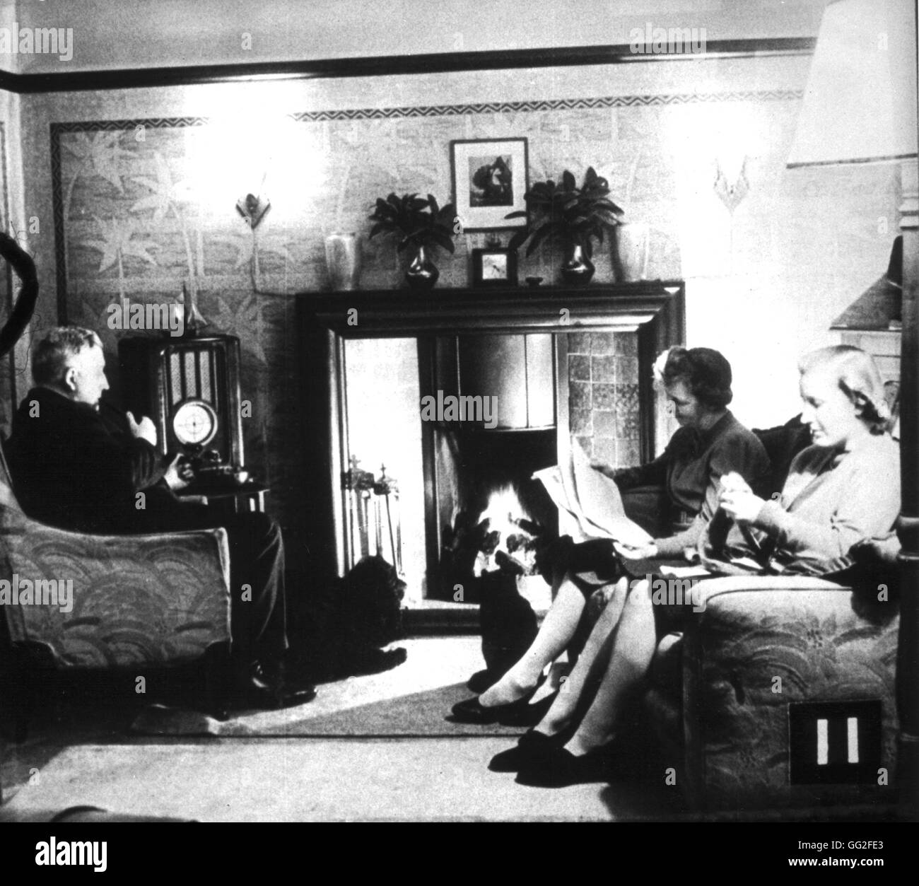Une famille anglaise, à l'écoute de l'actualité pendant la guerre Seconde Guerre mondiale l'Angleterre - Seconde Guerre mondiale Banque D'Images