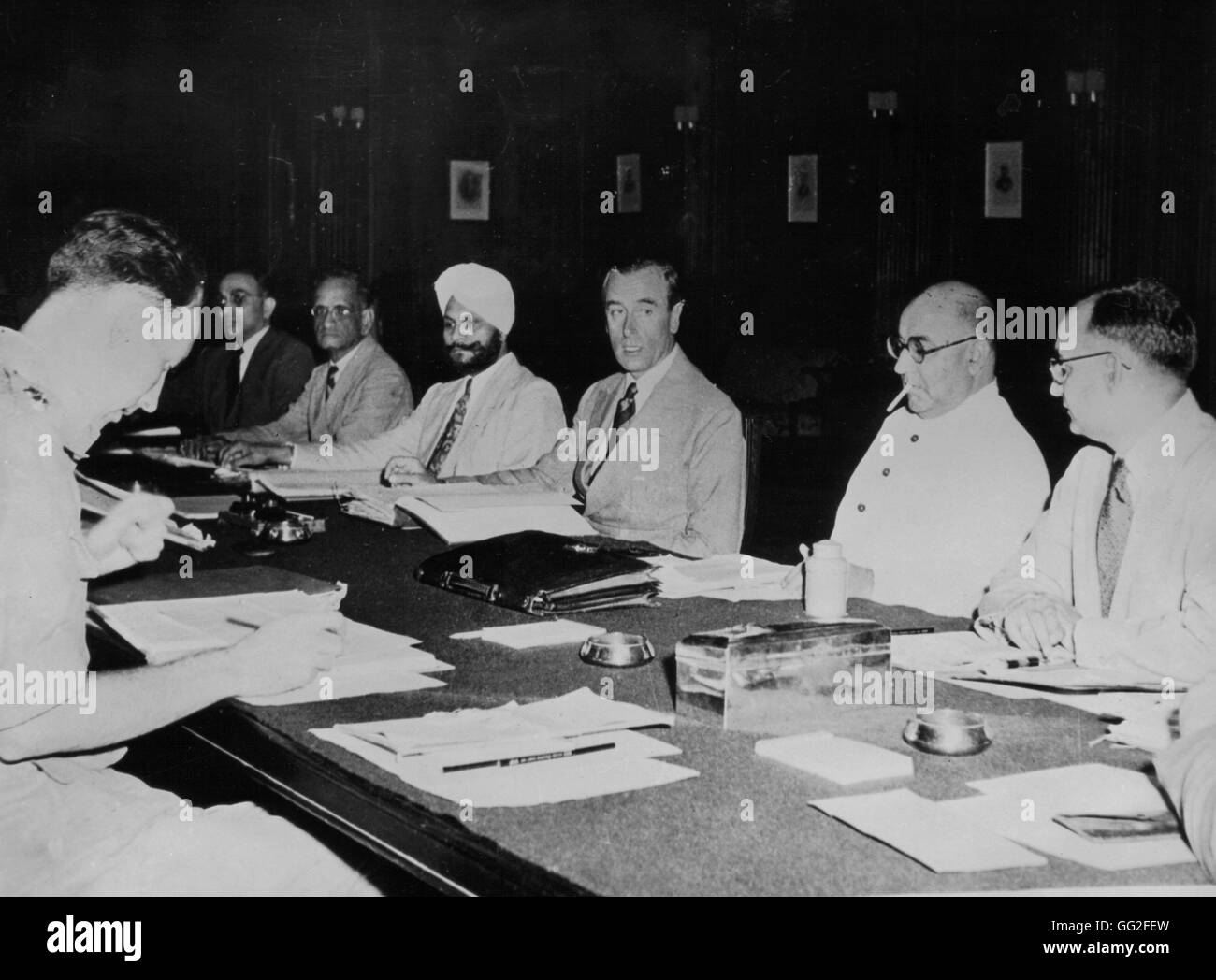 Le Pakistan, fist photo du Conseil de la Défense, au cours de sa première session. À la droite de la table, les 3 délégués en chef : Sarder Baldev Singh, le ministre de la défense, de l'Inde, Earl Mountbatten, gouverneur de l'Inde, qui préside les sessions du Conseil. Novembe Banque D'Images