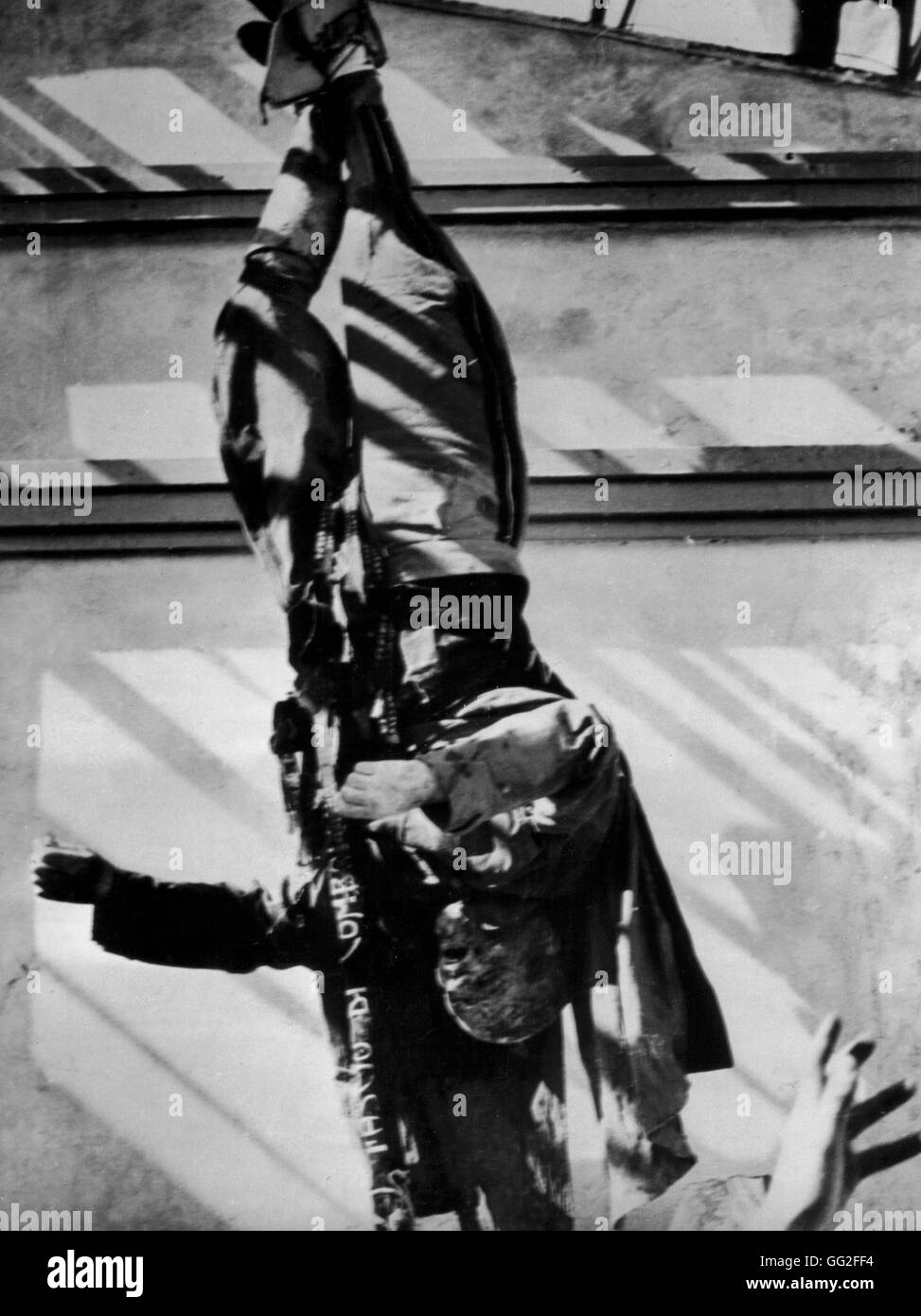 Milan. Mussolini pendu par ses talons sur la Piazza Loretto 28 avril 1945 Italie Londres - Imperial War Museum Banque D'Images