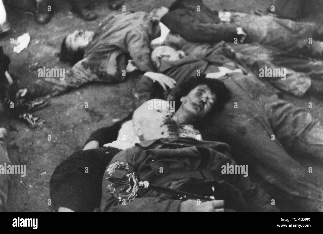 Milano. Piazza Loretto. Les corps de Benito Mussolini et sa maîtresse Petacci 28 avril 1945 Italie de Washington. Archives nationales Banque D'Images