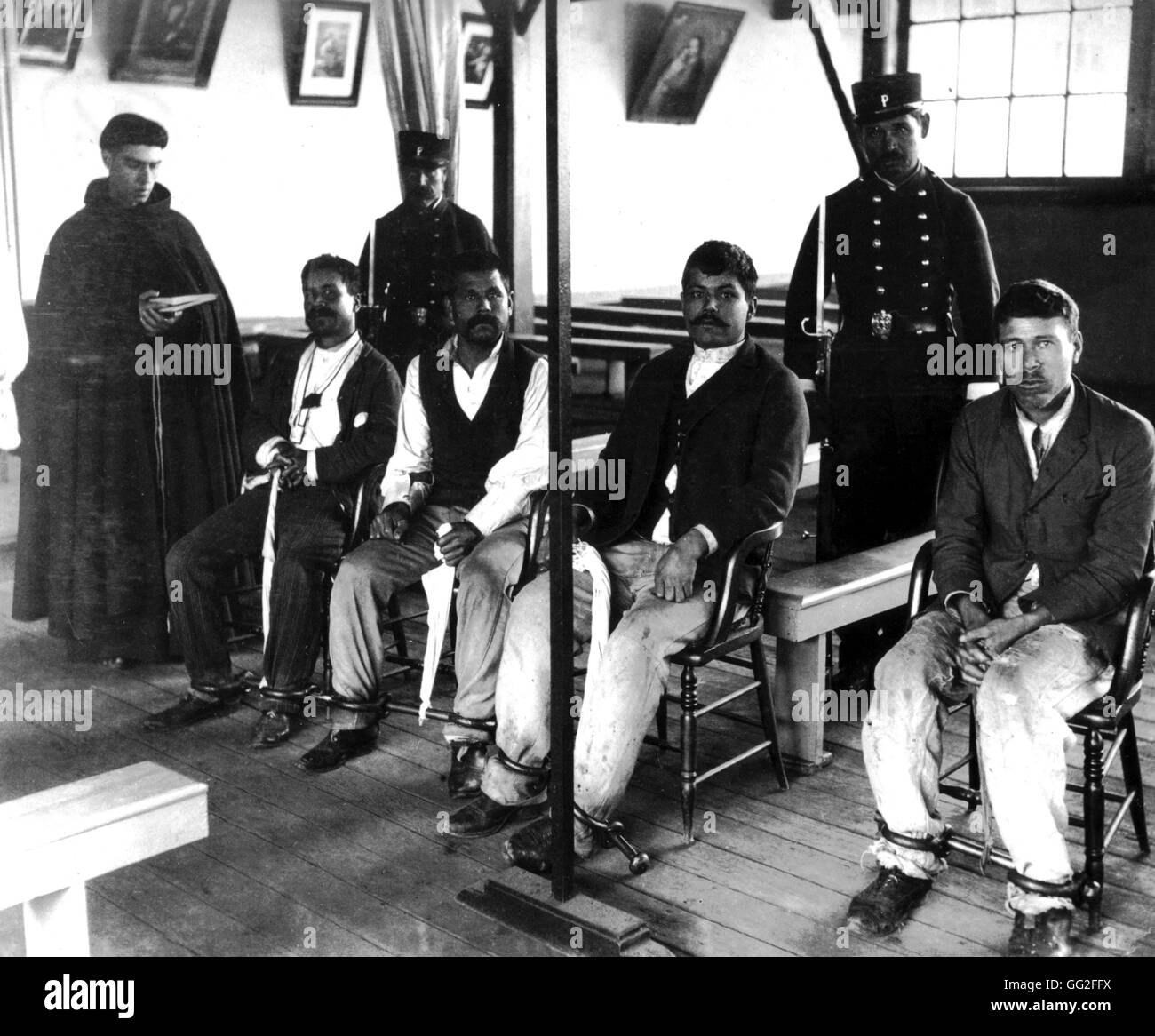 Santiago, les hommes condamnés à mort et un priester c. 1900 Chili Banque D'Images