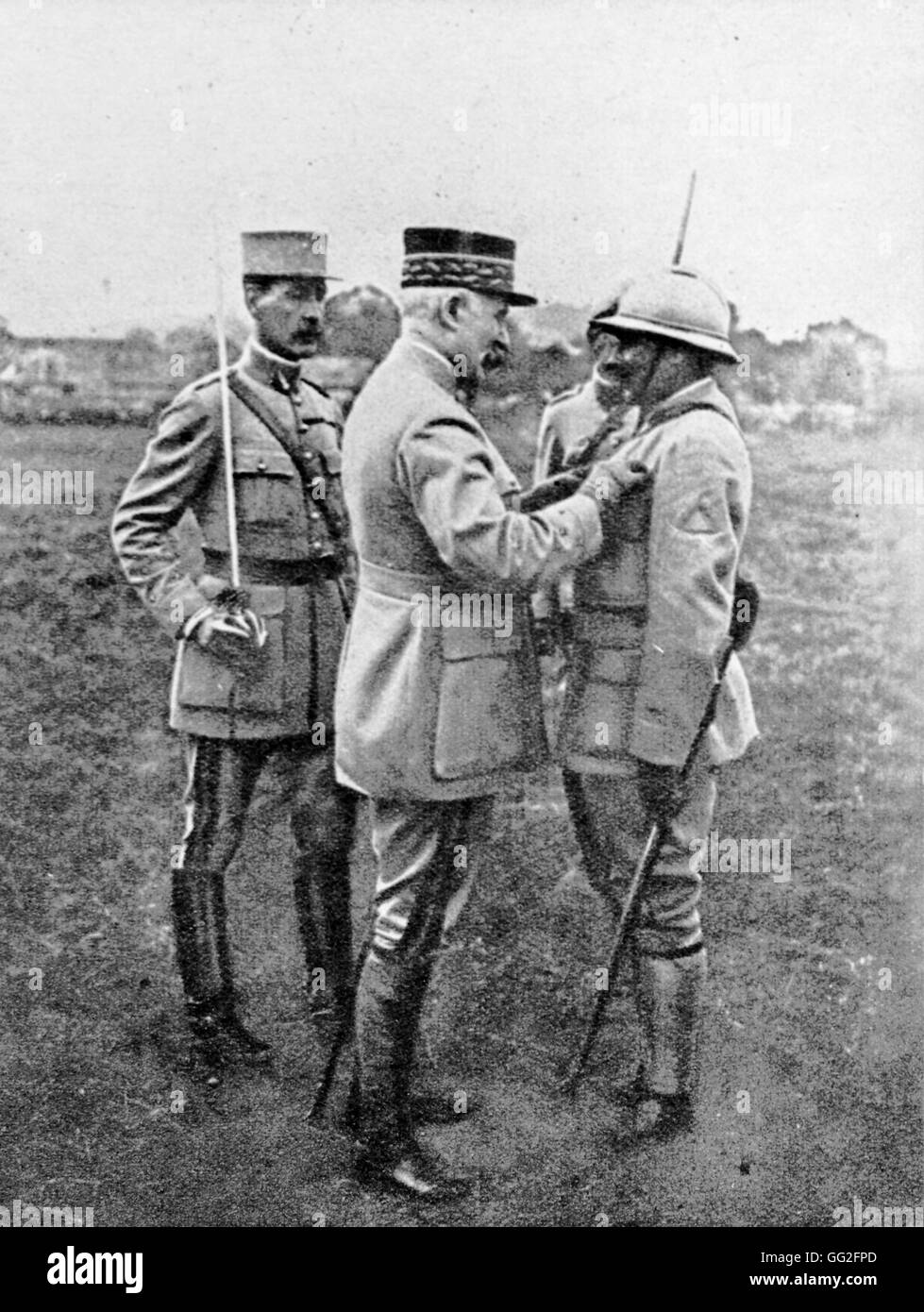 Première Guerre mondiale. Le général Pétain décorer un lieutenant, à Lagny, pendant la parade, le 14 juillet 1917. À sa gauche, le général Humbert. Dans : Le Miroir. Banque D'Images