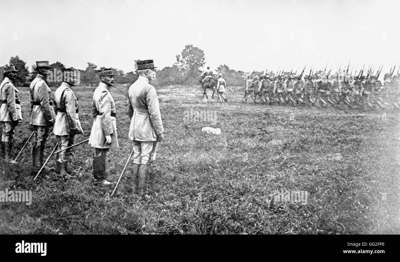 Première Guerre mondiale. Le général Pétain pendant la parade à Lagny, le 14 juillet 1917. Dans : Le Miroir. Banque D'Images