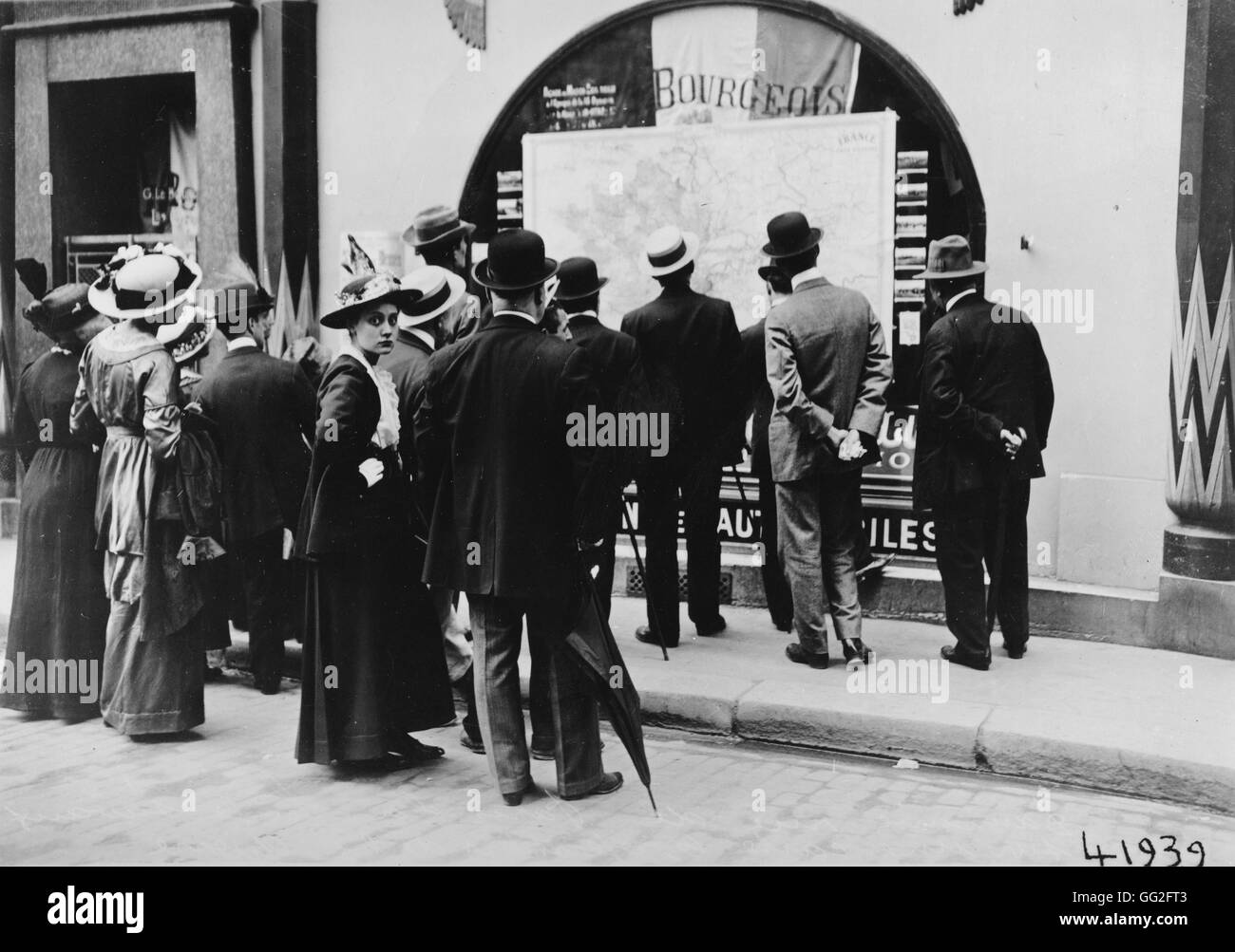 Première Guerre mondiale. La population suit les opérations militaires sur une carte (1914). Banque D'Images